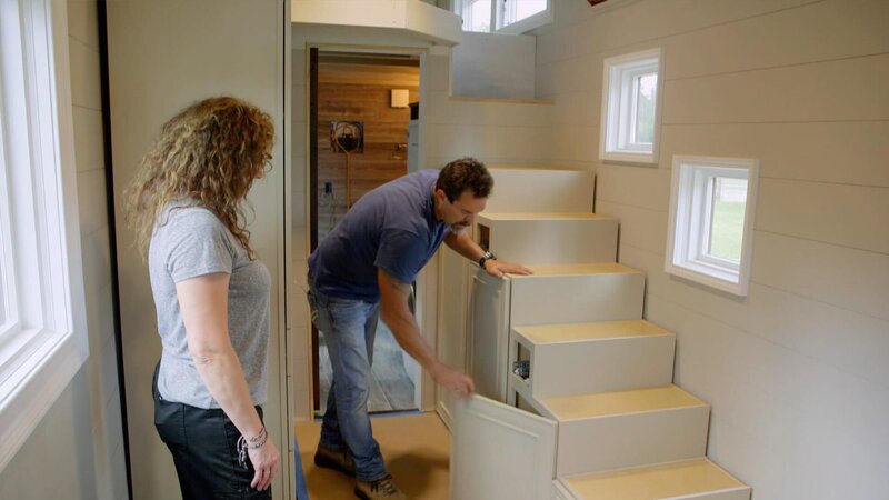 Die Kinder sind aus dem Haus und somit verkleinern sich Sonda und Rich. Da sie nicht auf den gewohnten Komfort verzichten möchten, soll das Mini-Haus vor allem eins werden: luxuriös. Rich ist Bauunternehmer und nimmt das Projekt selbst in die Hand. Ein schickes Bad und genug Stauraum sind essenziell für die beiden. – Bild: HGTV