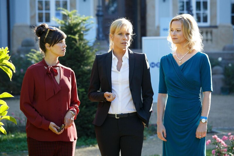 (v.l.n.r.) Ricarda Schultz (Julia Maria Köhler); Ina Zimmermann (Melanie Marschke); Louise Hellmann (Teresa Weißbach) – Bild: ZDF /​ Uwe Frauendorf
