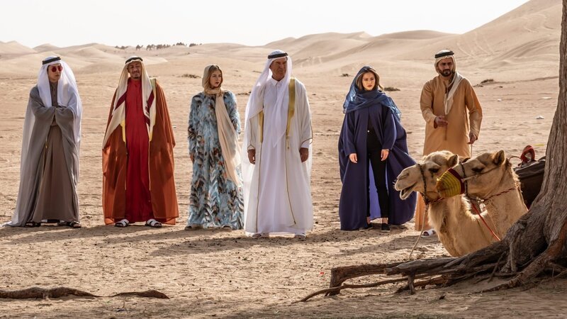 Die Misfits Wick (Mike Angelo, l.), Ringo (Nick Cannon, 2.v.l.), Hope (Hermione Corfield, 3.v.l.), Richard (Pierce Brosnan, 3.v.r.), Violet (Jamie Chung, 2.v.r.) und The Prince (Rami Jaber, r.) bereiten sich auf ihren Wüstentrip vor. – Bild: ORF/Squareone Entertainment/Cindy Gibier Die Misfits Wick (Mike Angelo, l.), Ringo (Nick Cannon, 2.v.l.), Hope (Hermione Corfield, 3.v.l.), Richard (Pierce Brosnan, 3.v.r.), Violet (Jamie Chung, 2.v.r.) und The Prince (Rami Jaber, r.) bereiten sich auf ihren Wüstentrip vor. – Bild: ORF/Squareone Entertainment/Cindy Gibier