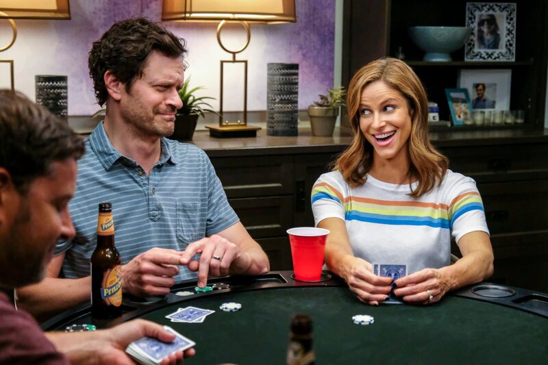 L-R: Mike (Tom Everett Scott), Andrea (Andrea Savage) – Bild: Scott Everett White /​ Turner Entertainment Networks, Inc.