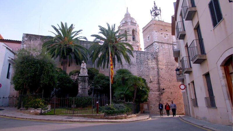 Nach einer Kreuzfahrt durchs Mittelmeer beschließen Gene und Shawn ihr Leben von Grund auf zu ändern: Sie wollen Florida verlassen und nach Sitges in Spanien auswandern. Doch die Wohnverhältnisse in dem Badeort nahe Barcelona sind mit ihrer Heimat nicht vergleichbar, alles ist klein und teuer! Außerdem werden die beiden Männer mit nur einem Gehalt auskommen müssen: Buchhalter Shawn kann seine Kunden online betreuen, doch Chefkoch Gene muss einen neuen Job finden. – Bild: Tanja Bachetzky /​ HGTV