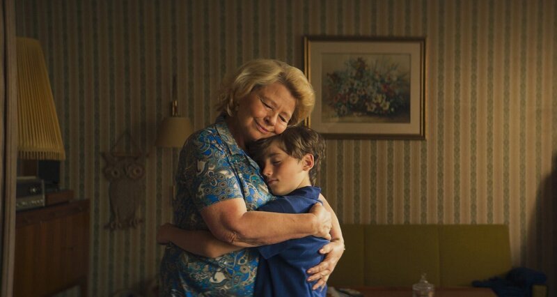 Großmutter (Margarethe Tiesel), Der junge Alexander (Matteo Di Sapia). – Bild: ORF/​Interspot Film