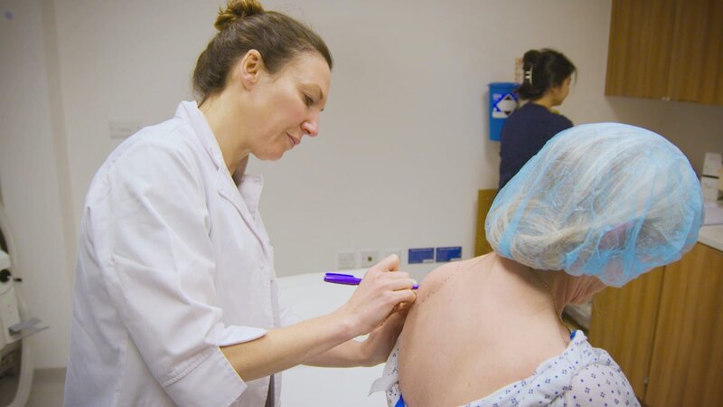 Shot of Dr Emma marking up Josée for her surgery – Bild: TLC (DEUT)