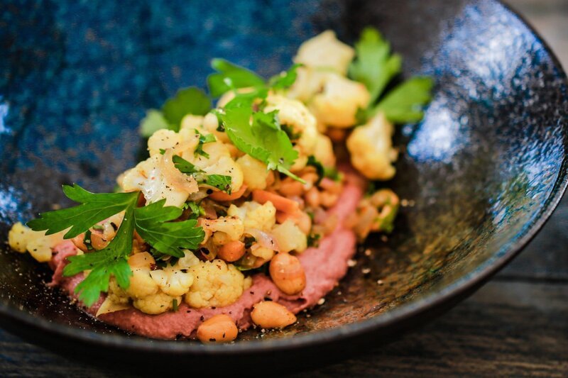 Iss besser! Staffel 1 Folge 30 Blumenkohlsalat mit Rote-Bete-Hummus – Bild: SRF/​NDR/​Tarik Rose