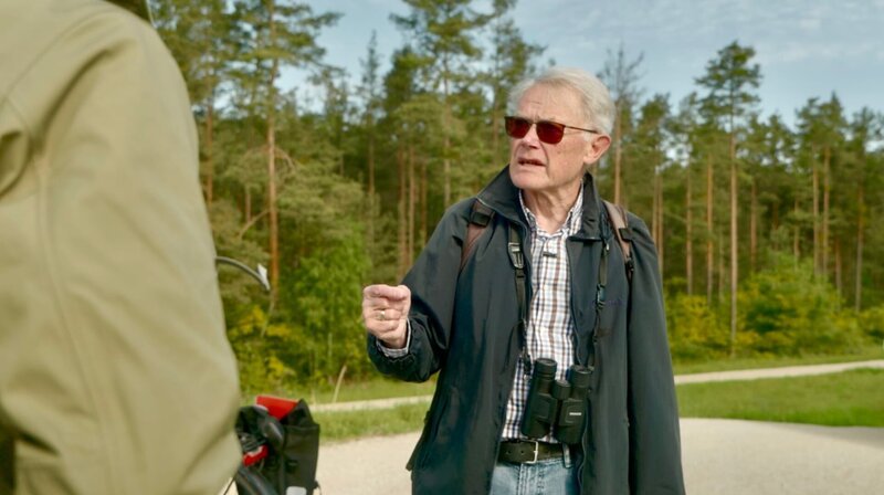 Naturschützer Klaus Müller ist täglich mit seinem Fahrrad am Kanal unterwegs. – Bild: Pascal Hoffmann /​ BR /​ BR/​Pascal Hoffmann