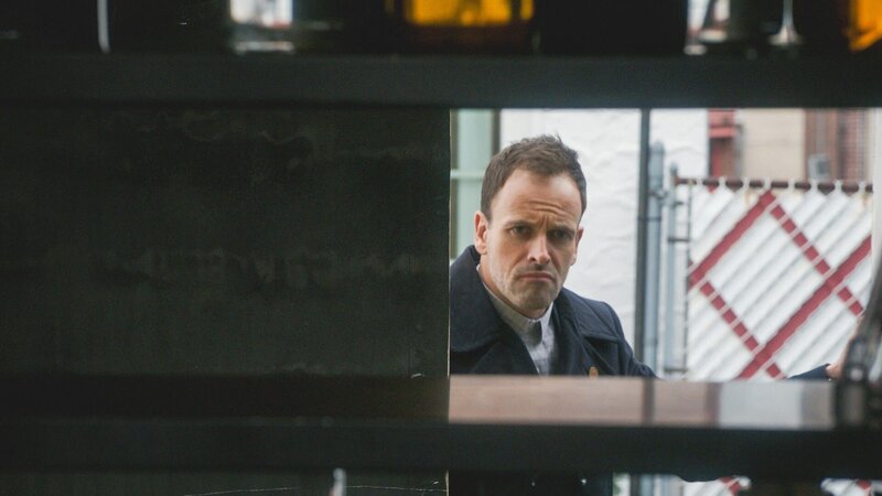 Auf der Suche nach einem Mörder: Sherlock Holmes (Jonny Lee Miller) … – Bild: CBS Broadcasting Inc.