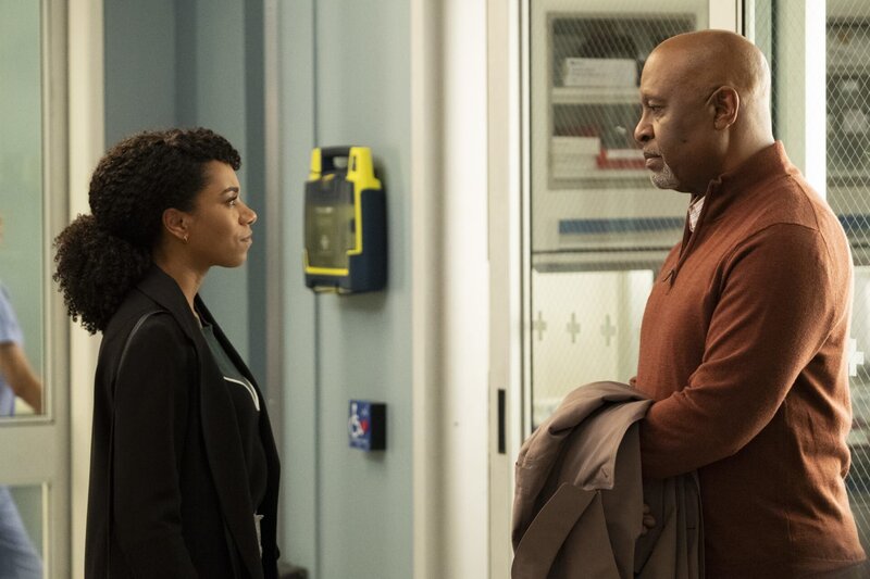 Dr. Maggie Pierce (Kelly McCreary, l.); Dr. Richard Webber (James Pickens Jr.) – Bild: ABC Studios /​ Jessica Brooks