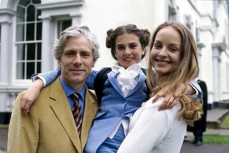 Endlich sind Robert, Sheila und Louise eine Familie (v.li. Philipp Brenninkmeyer, Romi Maria Goehlich, Lara Joy Körner). – Bild: ORF (FS1/​FS2) /​ ORF2