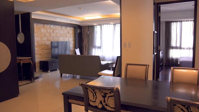 Als Yush und Cecilia vor zwölf Jahren heirateten, versprachen sie sich, eines Tages nach Taiwan zu gehen, um ihre kulturellen Wurzeln zu erkunden. Denn ihre Eltern stammen von dem kleinen Inselstaat östlich von China. Und nun ist es soweit: Das Paar nimmt seine Ersparnisse, verlässt mit den drei Kindern ihre Heimat Kalifornien und zieht in die Hauptstadt Taipeh. Doch es gibt einige Hürden: Yush hat noch keinen neuen Job, aber die Mietpreise in Taipeh sind hoch. – Bild: Tanja Bachetzky /​ HGTV