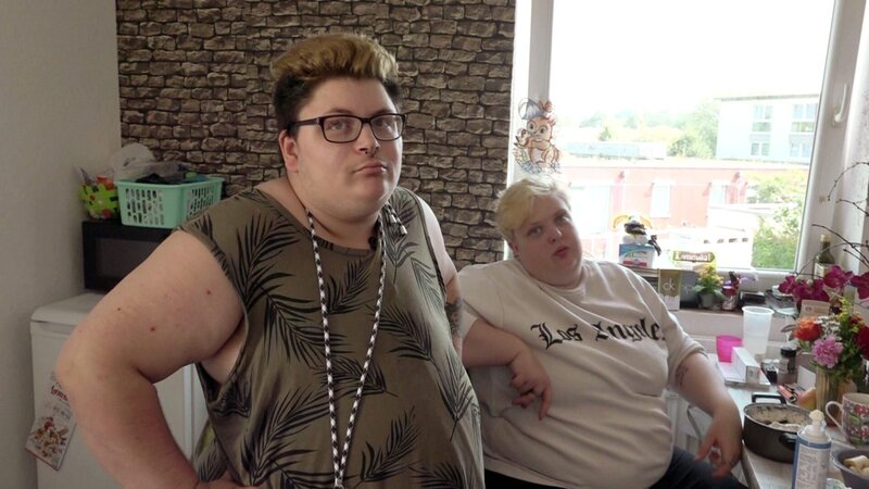 In Hannover ist das Ex-Ehepaar Jack (li.)  und Noah derzeit zu Besuch bei Kumpel Damian. Heute steht ein besonderer Tag an, denn Jack wird 24 Jahre alt. – Bild: RTLZWEI