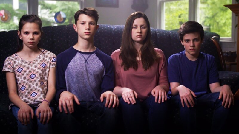 The Fuss children sitting on the couch. – Bild: Discovery Communications