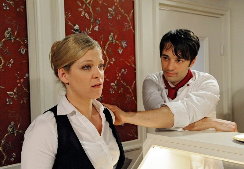 Robert (Lorenzo Patané, r.) zeigt sich Lena (Johanna Bönninghaus, l.) gegenüber als Freund. – Bild: ARD/​Ann Paur