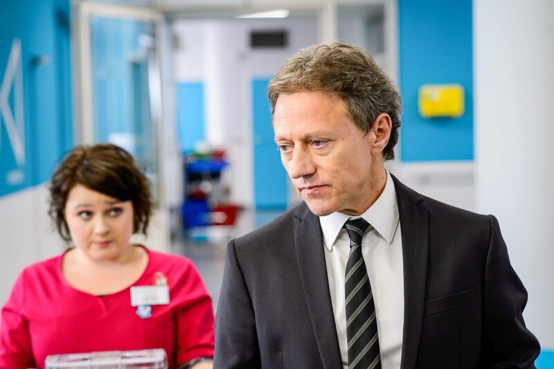 Bettina Lamprecht (Bettina ‚Betty‘ Dewald), Axel Pape (Prof. Friedhelm Lewandowski). – Bild: ORF/​ZDF/​Willi Weber