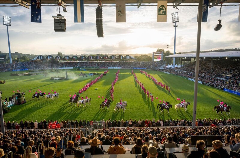 Die Eröffnungsfeier im großen Aachener Reitstadion bildet den spektakulären Start zum "Weltfest des Pferdesports", dem CHIO in Aachen. – Bild: WDR/CHIO Aachen/Arnd Bronkhorst Die Eröffnungsfeier im großen Aachener Reitstadion bildet den spektakulären Start zum "Weltfest des Pferdesports", dem CHIO in Aachen. – Bild: WDR/CHIO Aachen/Arnd Bronkhorst