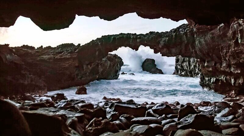 Lavabrücken auf El Hierro zeugen von der vulkanischen Aktivität auf der Insel. – Bild: phoenix/​ZDF/​arte/​Philip Flaemig
