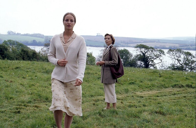 Marian Carmichael (Monika Peitsch) möchte sich bei Sheila (Lara Joy Körner vorne) für ihr Verhalten entschuldigen. – Bild: ORF 2