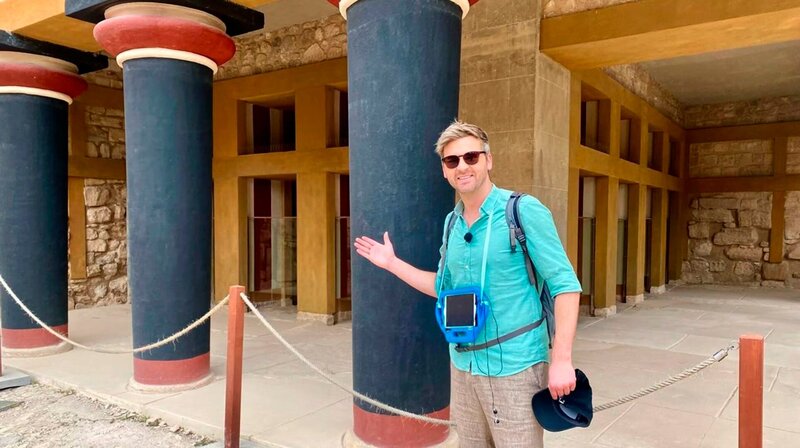 Auf Johannes Reiseliste stehen der berühmte Palast von Knossos. Paradiesische Strände, alte Ausgrabungsstätten und dazu die sprichwörtliche griechische Gastfreundschaft – diese Mischung lockt alljährlich mehr als 5 Millionen Urlauber auf die Insel. – Bild: WDR/​Bavaria Entertainment GmbH