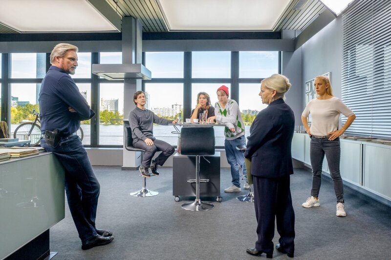 v.li.: Carl Ribarski (Stefan Jürgens), Christian Peschek (Markus Meyer), Sophie Peschek (Caroline Frank), Konrad Peschek (Nils Arztmann), Henriette Wolf (Brigitte Kren), Penny Lanz (Lilian Klebow). – Bild: ORF/​Satel Film/​Petro Domenigg