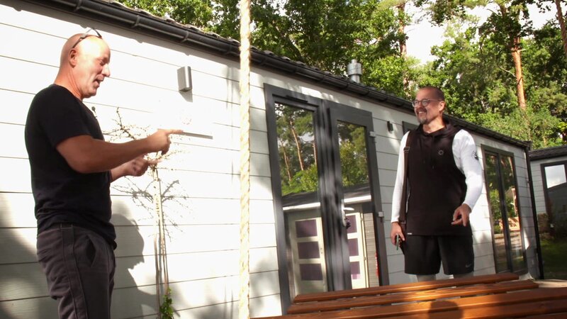 Roger Groß with a friend. – Bild: DMAX