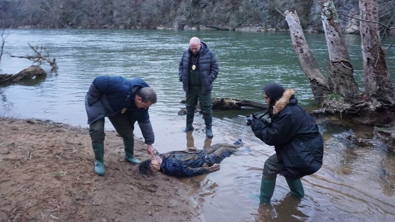 Recreation Photo – Det. Elkins and Det. Gladson inspecting Victim’s body. – Bild: Discovery Communications, LLC