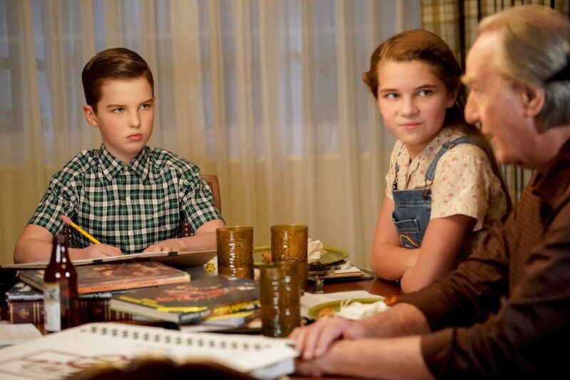 v.li.: Sheldon Cooper (Iain Armitage), Missy Cooper (Raegan Revord), Dale Ballard (Craig T. Nelson). – Bild: Courtesy of Warner Brothers