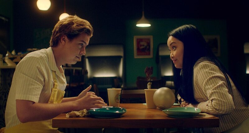 l-r: Walt (Cole Sprouse), Sophie (Lana Condor) – Bild: Warner Bros. Entertainment Inc. l-r: Walt (Cole Sprouse), Sophie (Lana Condor) – Bild: Warner Bros. Entertainment Inc.