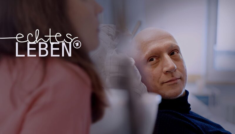 Philipp steht vor einer lebensentscheidenden OP. Seine Frau Kirsten wird dem dreifachen Familienvater eine ihrer Nieren spenden. – Bild: SWR/​Megaherz/​Tobias Tempel