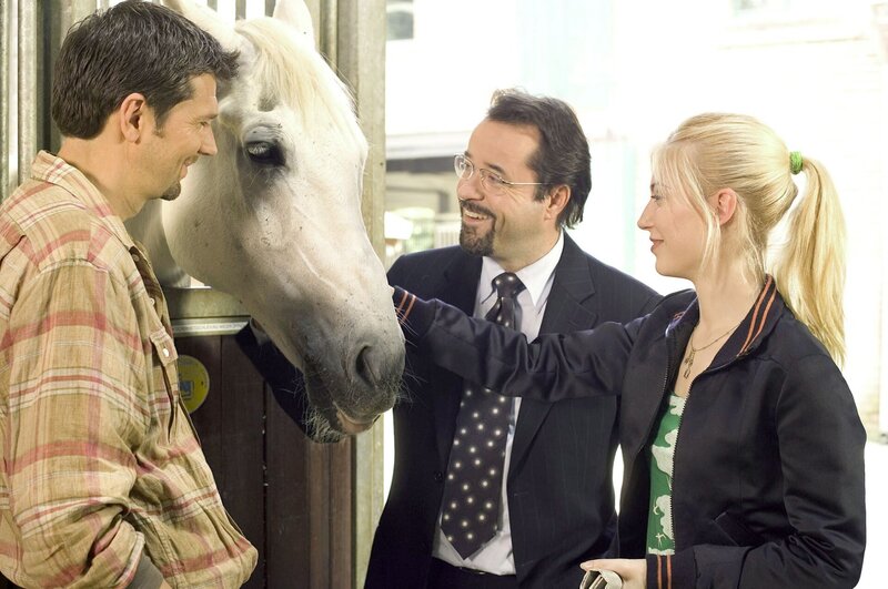 Betty (Nora von Waldstätten) hat ihren Onkel Prof. Karl-Friedrich Boerne (Jan Josef Liefers, mitte) davon überzeugt, dass sie auf dem Reiterhof von Markus Hoffschulte (Kai Wiesinger, li) gut aufgehoben ist. – Bild: WDR/​Michael Böhme