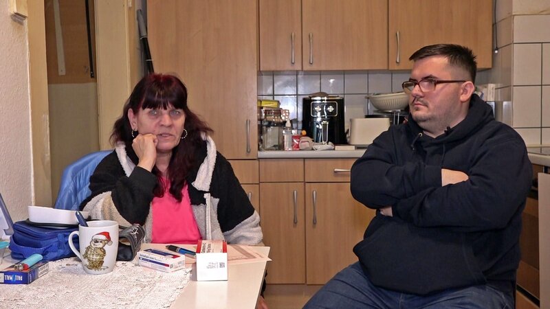 Petra und Pascal haben ihre Jobs verloren. Pascal vermutet, dass Hater daran schuld sind und plant ein neues Projekt. Petra will sich erst erholen, bevor sie wieder eine Arbeit sucht. – Bild: RTLZWEI