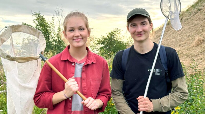 Nina und Robert auf der Suche nach Hirschkäfern (Robert Großmann). Weiteres Bildmaterial finden Sie unter www.br-foto.de. – Bild: BR/​Text und Bild Medienproduktion GmbH & Co. KG/​Katja Schübl