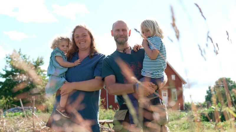 Vivian und Alex und ihre zwei Kinder träumen von einem autarken Leben in Schweden! Sie starten auf einem kleinen Hof in der Provinz Småland. – Bild: WDR/​sagamedia