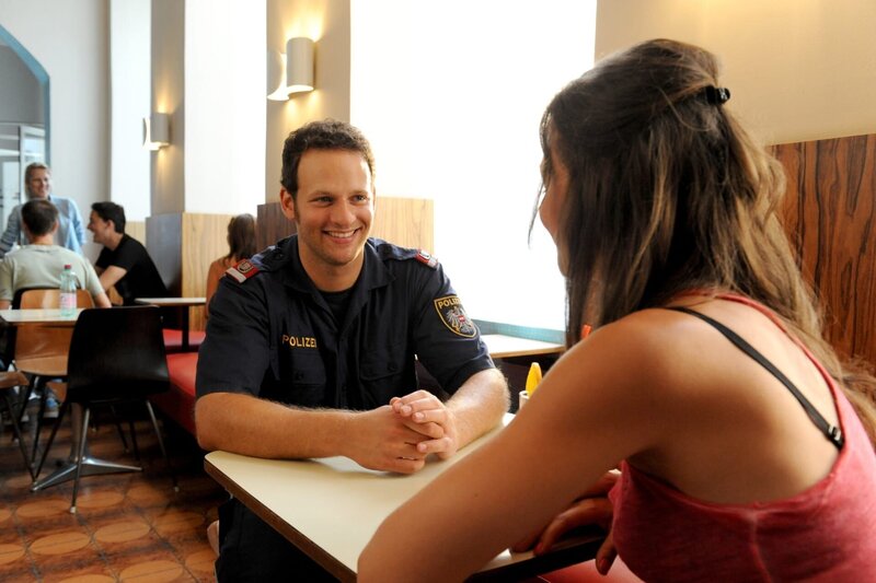 David Miesmer (Florian Fehenberger), Tina Haller (Myrna). – Bild: ORF/​Hubert Mican