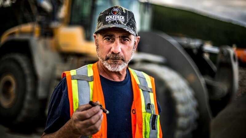 Chris Doumitt holding a cigar. – Bild: Discovery Communications/​Justin Curran