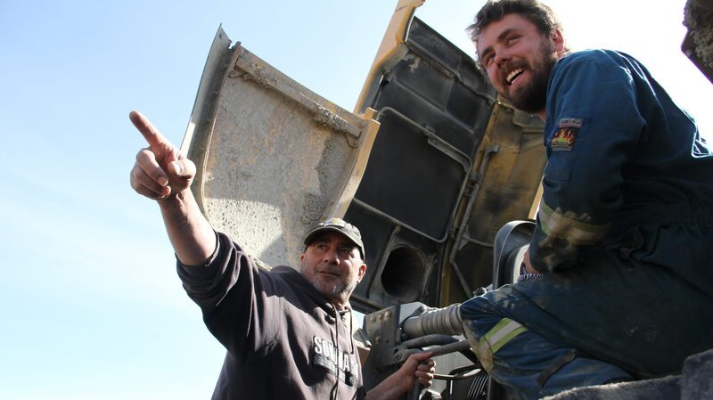 Carl Rosk laughing with Chris. – Bild: Discovery Communications/​Justin Curran