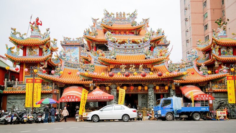 Taipeh’s kunstvoller Ciyou-Tempel wurde 1753 erbaut und steht am Eingang des beliebten Raoche-Nachtmarkts. – Bild: ORF/​Warner/​The Travel Channel