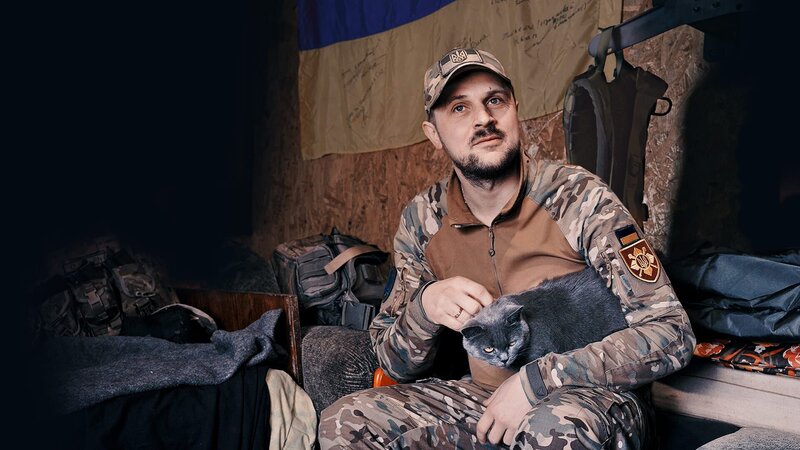 Key Visual ohne Typo zu „Y-Kollektiv – Vom Leben und Töten an der Ukraine-Front“. Sie waren Verkäufer, Bankangestellte, Fitnesstrainer. Jetzt kämpfen Tausende von ihnen an der ukrainischen Front, leben ein Leben, dass sie sich noch vor zwei Jahren nicht hätten vorstellen können. Ihr Leben als Soldat besteht aus Todesangst und Langeweile. Aus Nichts-Tun und Töten. Wer sind die Männer hinter den Uniformen, wie denken, wie fühlen sie? Wie geht es ihnen damit, dass die Aufmerksamkeit immer weiter zurückgeht? Und was tun sie, wenn sie gerade nicht kämpfen? – Bild: Marcus Heep /​ BR