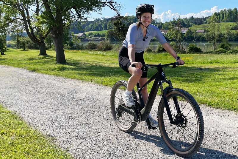Einstein Fit und gesund dank E-Bike? Moderatorin Kathrin Hönegger auf einem E-Bike – Bild: SRF2