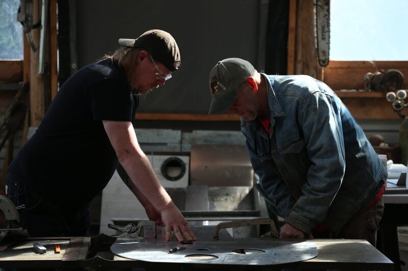 David Squibb und Sam Carlson konstruieren ein neues Fairlead für Squibbs Skiff. – Bild: National Geographic /​ Wayne Moss