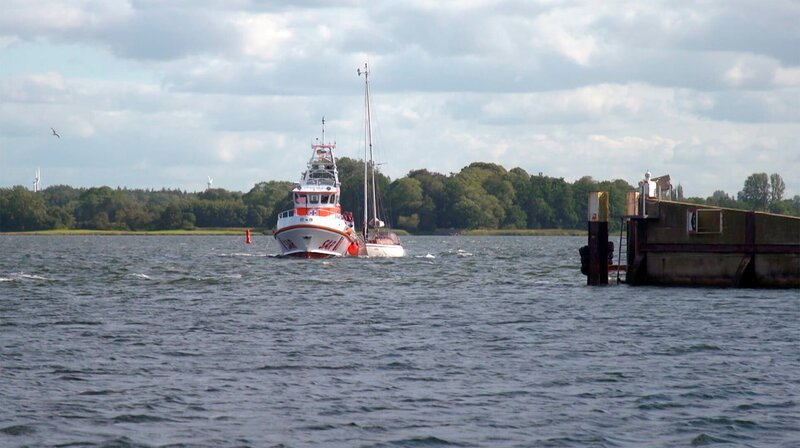 Die DGzRS schleppt ein manövrierunfähiges Segelboot in den sicheren Hafen. – Bild: NDR