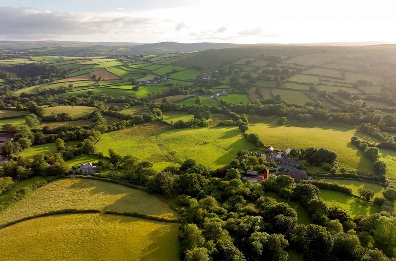 Die Landschaft des Dartmoor-Nationalparks ist von weitläufigen Moorgebieten und imposanten Felsformationen aus Vulkangestein und Granit geprägt. – Bild: Peter Holleber