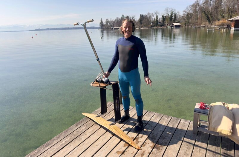 Erfinder Jan Grebe (52) mit dem von ihm entwickelten Wassersportgerät am Ufer des Starnberger Sees. – Bild: MDR/​Gregor Simbruner