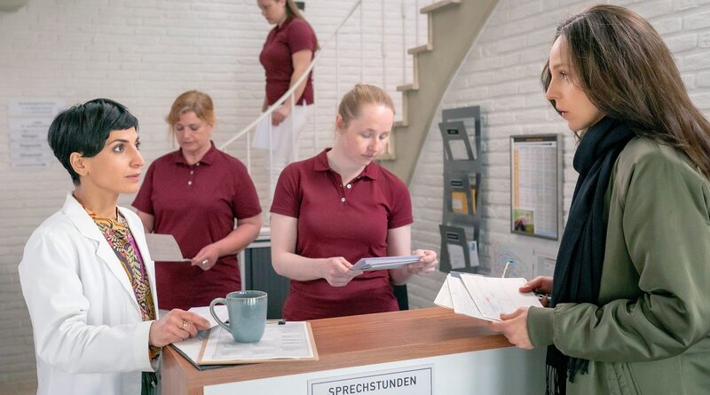 Teamwork: Jana Hansen (Petra Schmidt-Schaller, re.) und ihre Kollegin Pari Farhadi (Neda Rahmanian, li.) arbeiten in der Gemeinschaftspraxis eng zusammen. – Bild: ARD Degeto/​Boris Laewen /​ ZDF und ARD Degeto/​Boris Laewen