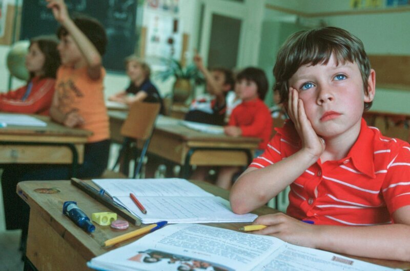 Kinder und Jugendliche langweilen sich besonders oft – weil ihnen gesagt wird, was sie tun sollen, und weil ihr Gehirn noch nicht ausgereift ist. – Bild: Getty Images