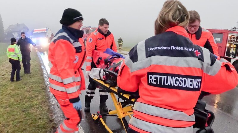 Im Notfalleinsatz: Sanitäter an einer Unfallstelle – Bild: SWR /​ ZDF und SWR