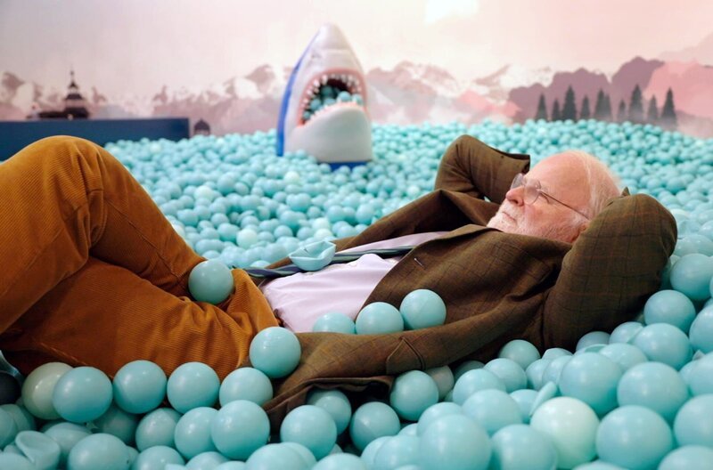 Psychiater Manfred Lütz im Bällebad: Er klärt über das bedrohliche Gefühl der Ich-Verunsicherung auf, das Betroffene einer Schizophrenie erleben. – Bild: BR/​ARTE