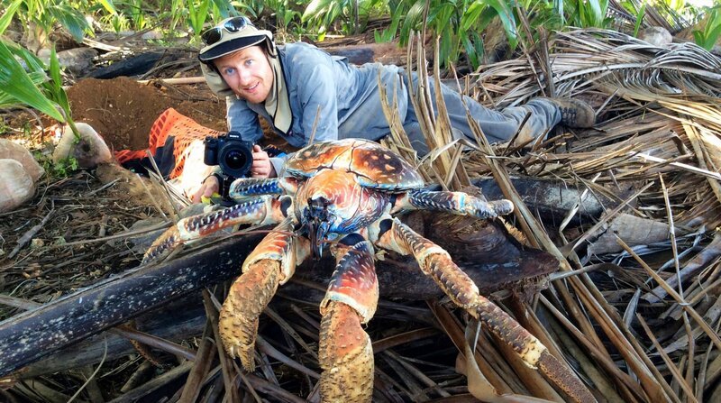 Kameramann Braydon Malony hat viele Jahre auf der Weihnachtsinsel verbracht. – Bild: NDR/Doclights GmbH/NDR Naturfilm / ZDF und NDR/Doclights GmbH/NDR N Kameramann Braydon Malony hat viele Jahre auf der Weihnachtsinsel verbracht. – Bild: NDR/Doclights GmbH/NDR Naturfilm / ZDF und NDR/Doclights GmbH/NDR N