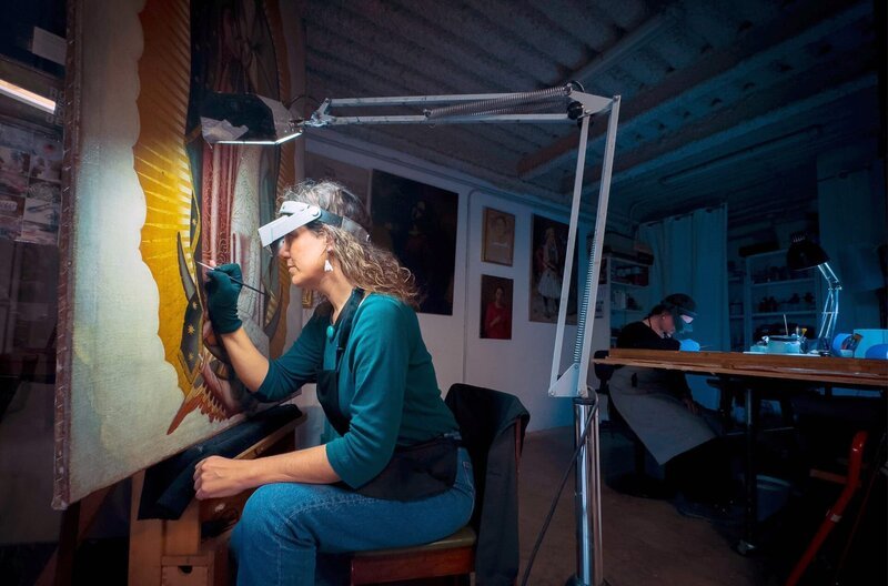 Maite ist Restauratorin in Rompemoldes: Ob Designschmuck oder Restaurierung jahrhundertealter Kunstobjekte – jedes Handwerk erzählt seine eigene Geschichte. – Bild: SWR/​Alpenway Media/​Simona Risi