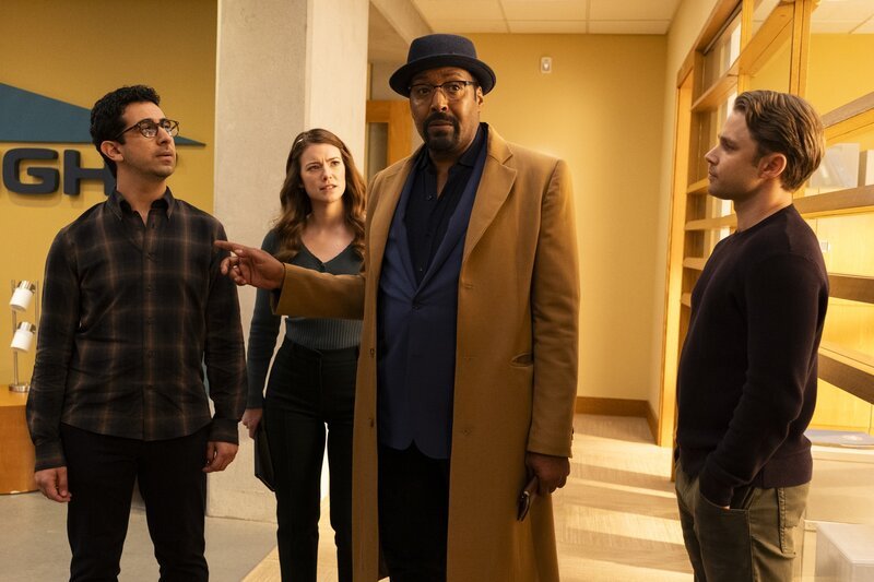 THE IRRATIONAL -- „The Overview Effect“ Episode 216 -- Pictured: (l-r) Arash DeMaxi as Rizwan, Molly Kunz as Phoebe, Jesse L. Martin as Alec Mercer, Max Lloyd-Jones as Simon – Bild: James Dittiger/​NBC