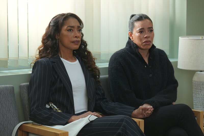 9-1-1 LONE STAR: L-R: Gina Torres and Brianna Baker in the „Naked Truth“ episode of 9-1-1 LONE STAR airing Monday, Nov 4 (8:00⁠–⁠9:02 PM ET/​PT) on FOX. – Bild: Kevin Estrada/​FOX