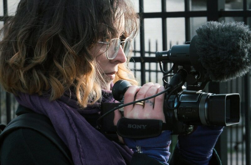 Im Kurzfilm „Mein Herz schlägt für niemanden“ (2025) folgt Filmemacherin Diane Sara Bouzgarrou ihrem Freund Riccardo, der von einem berühmten Serienmörder fasziniert ist, an den Ort der Verbrechen in den USA. – Bild: Société Acéphale/​Le Fresnoy